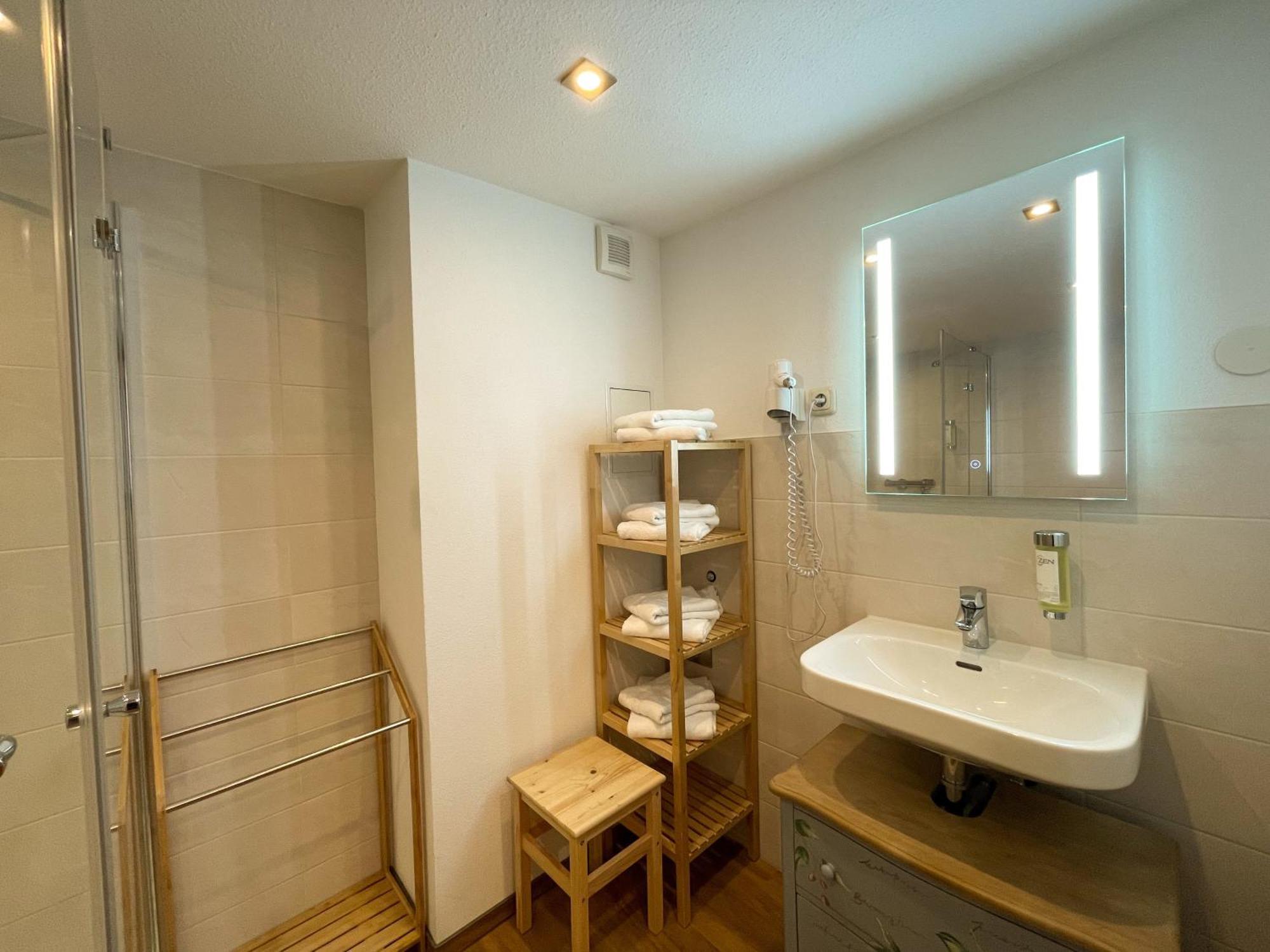 Apartment No12 Mit Zwei Schlafzimmern Und Wohnkueche Quedlinburg Bagian luar foto